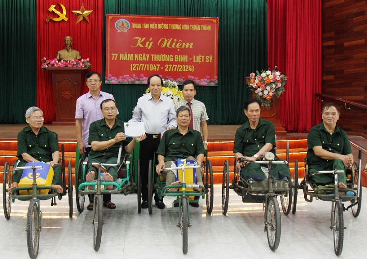 Trung ương Hội NCT Việt Nam tặng quà Trung tâm Điều dưỡng Thương binh Thuận Thành